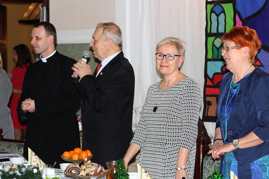 Podopieczni TPD zasiedi do wspólnej wigilii i otrzymali paczki