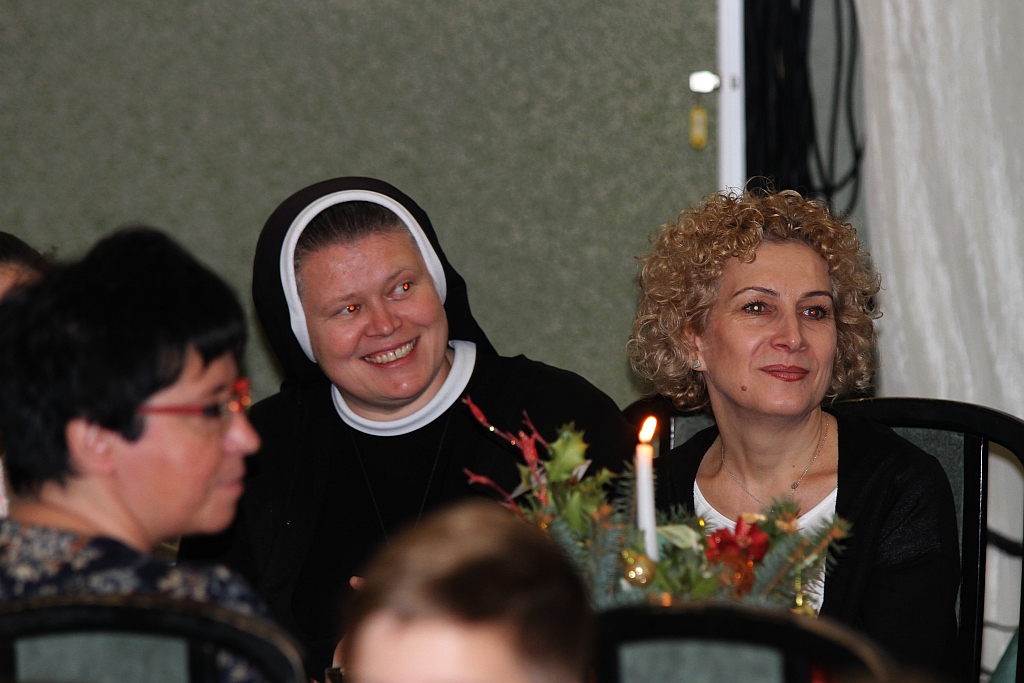 Podopieczni TPD zasiedi do wspólnej wigilii i otrzymali paczki