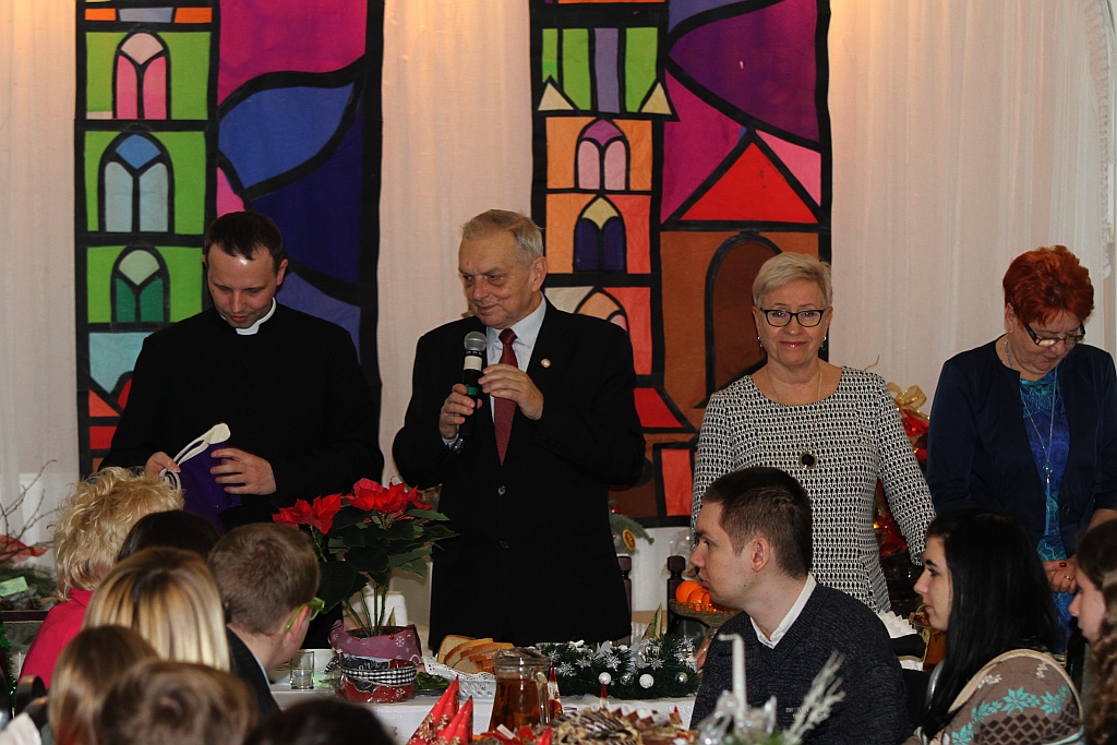 Podopieczni TPD zasiedi do wspólnej wigilii i otrzymali paczki