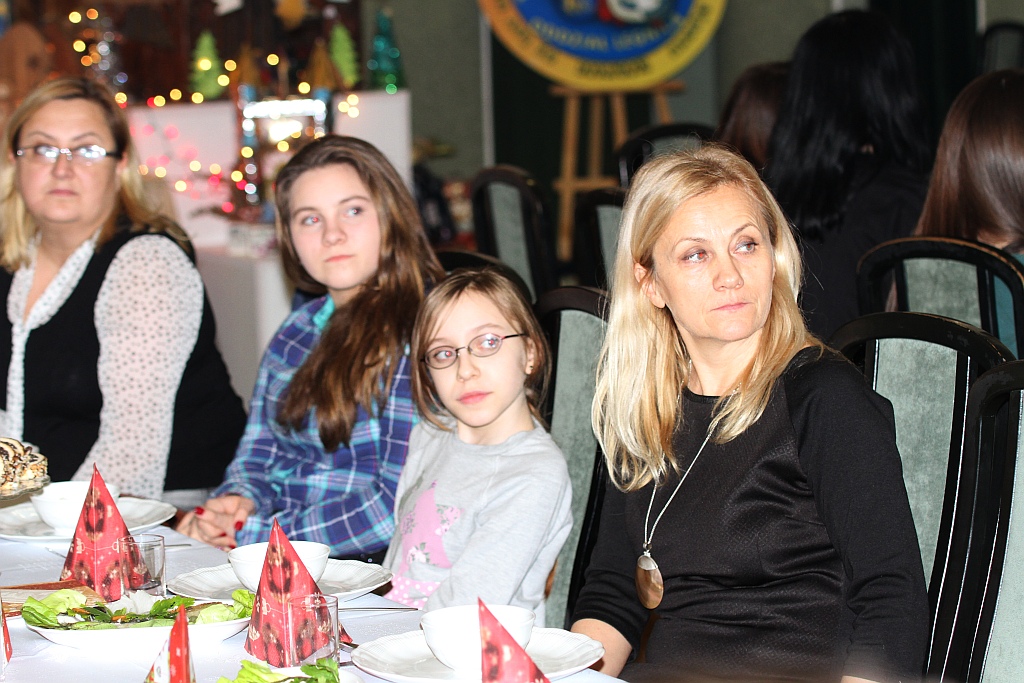 Podopieczni TPD zasiedi do wspólnej wigilii i otrzymali paczki