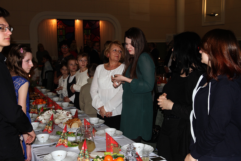 Podopieczni TPD zasiedi do wspólnej wigilii i otrzymali paczki