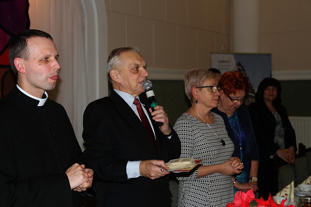 Podopieczni TPD zasiedi do wspólnej wigilii i otrzymali paczki