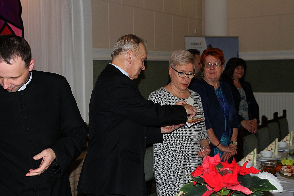 Podopieczni TPD zasiedi do wspólnej wigilii i otrzymali paczki