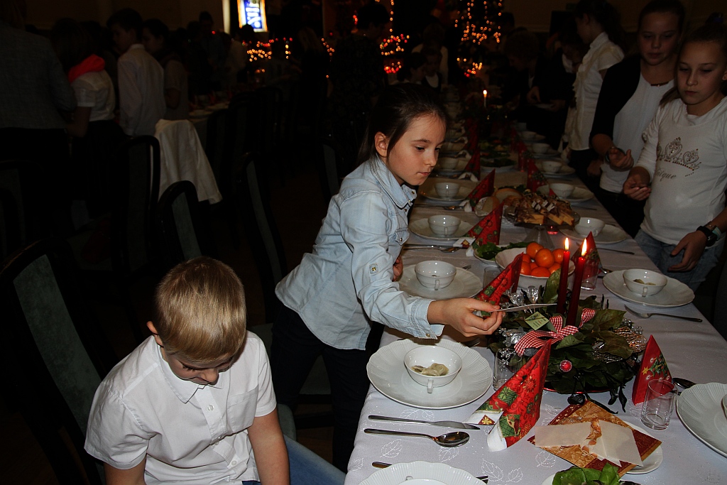 Podopieczni TPD zasiedi do wspólnej wigilii i otrzymali paczki