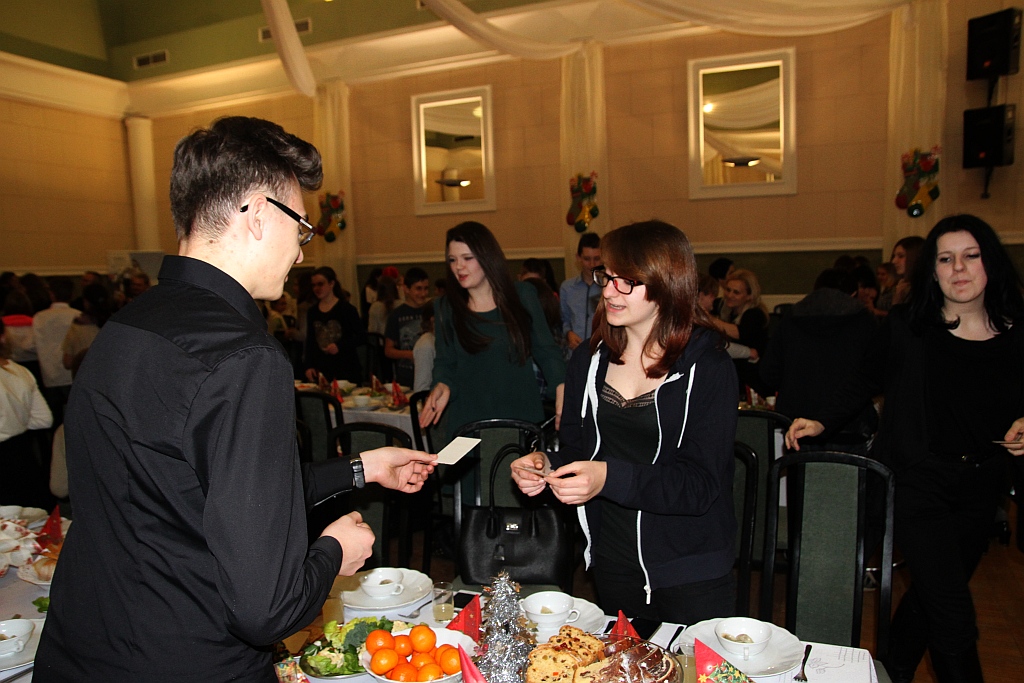 Podopieczni TPD zasiedi do wspólnej wigilii i otrzymali paczki