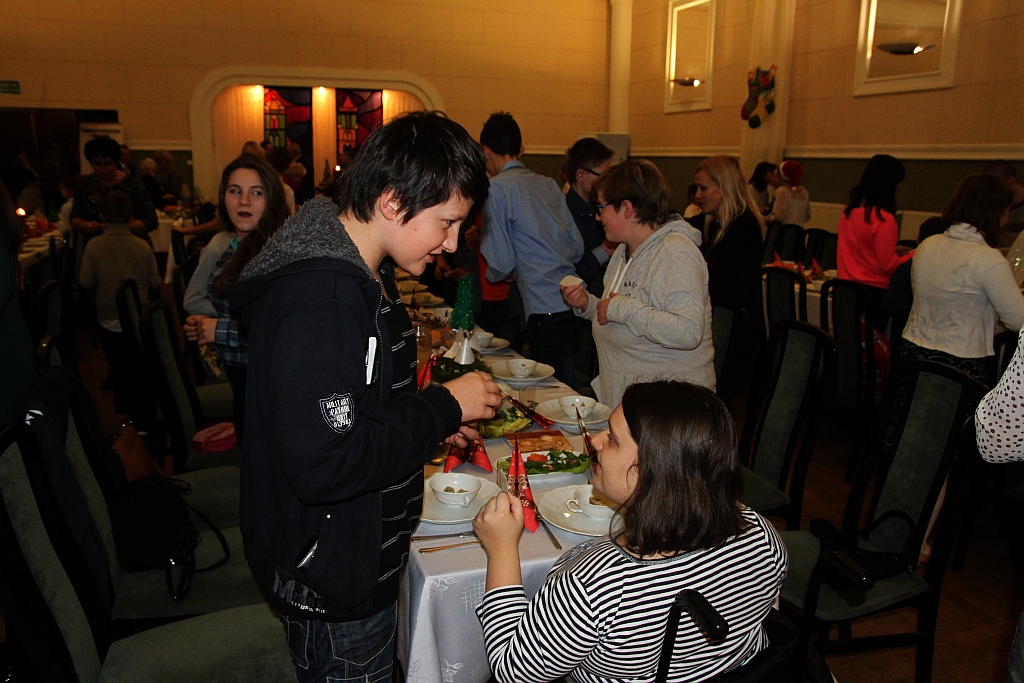 Podopieczni TPD zasiedi do wspólnej wigilii i otrzymali paczki