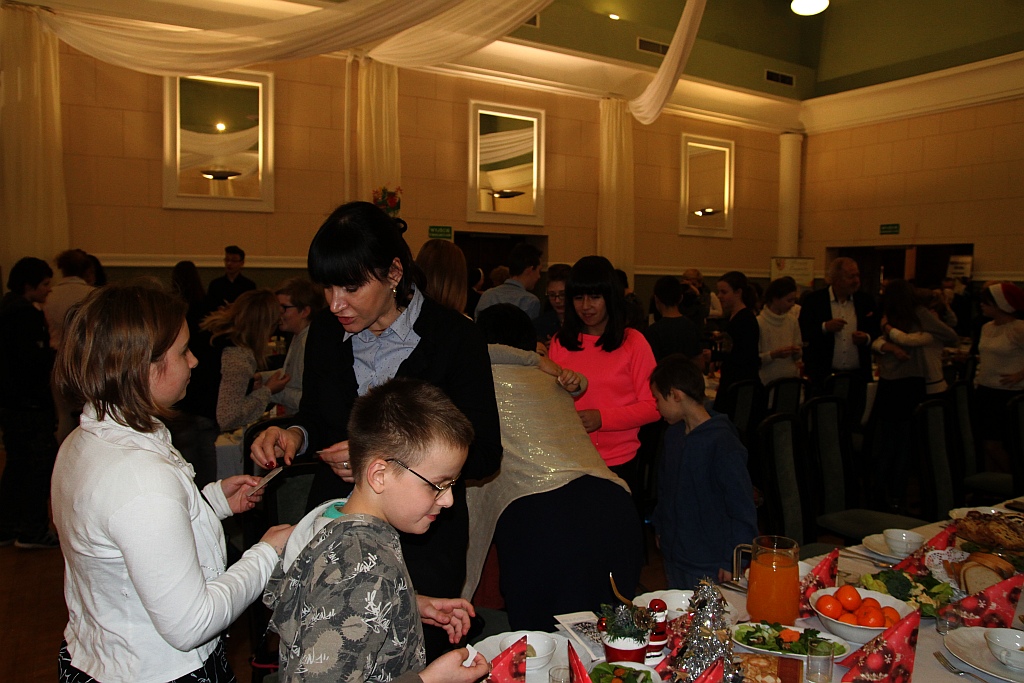 Podopieczni TPD zasiedi do wspólnej wigilii i otrzymali paczki