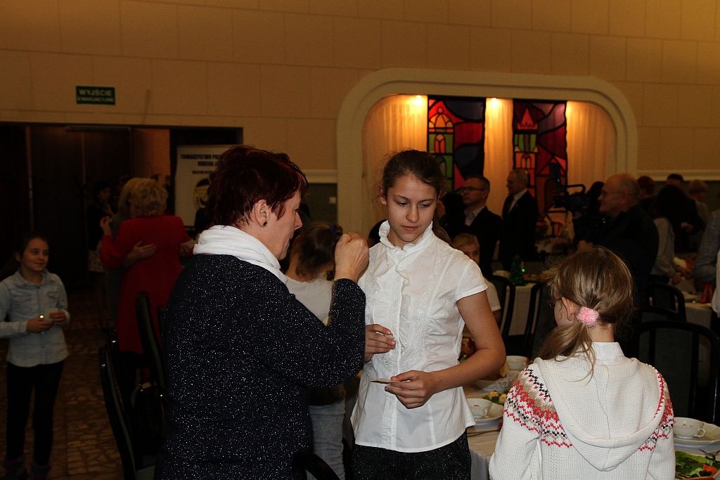 Podopieczni TPD zasiedi do wspólnej wigilii i otrzymali paczki