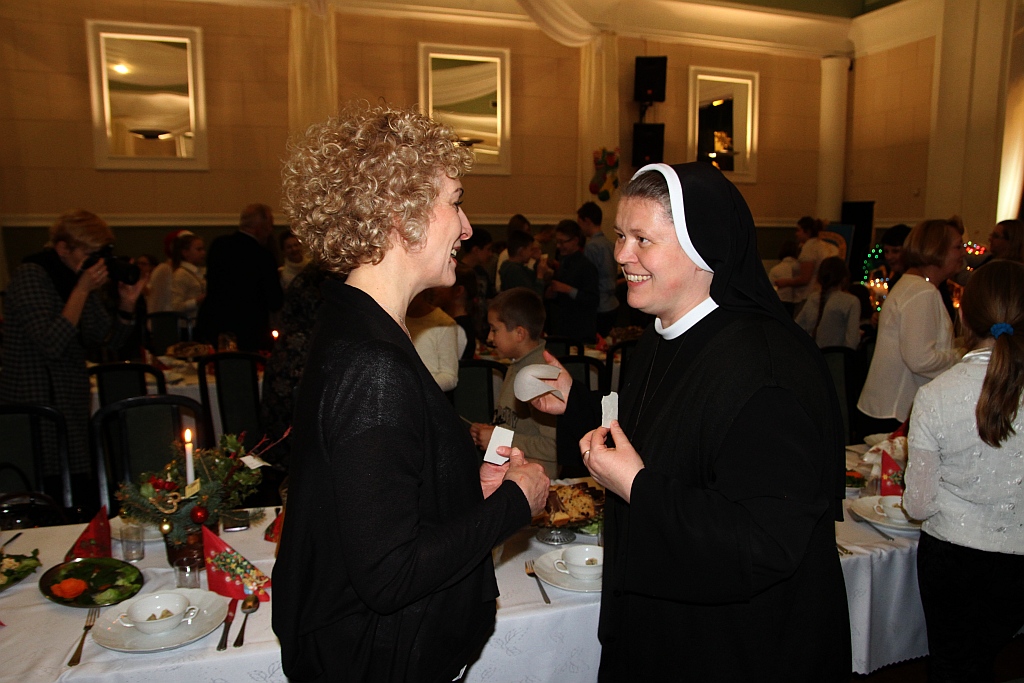 Podopieczni TPD zasiedi do wspólnej wigilii i otrzymali paczki