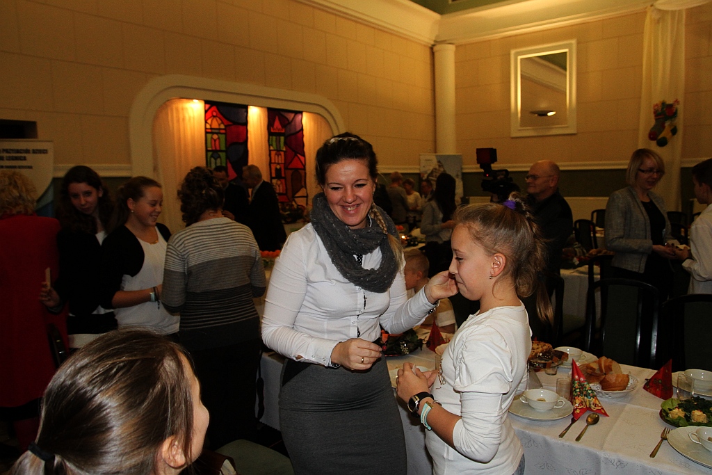 Podopieczni TPD zasiedi do wspólnej wigilii i otrzymali paczki