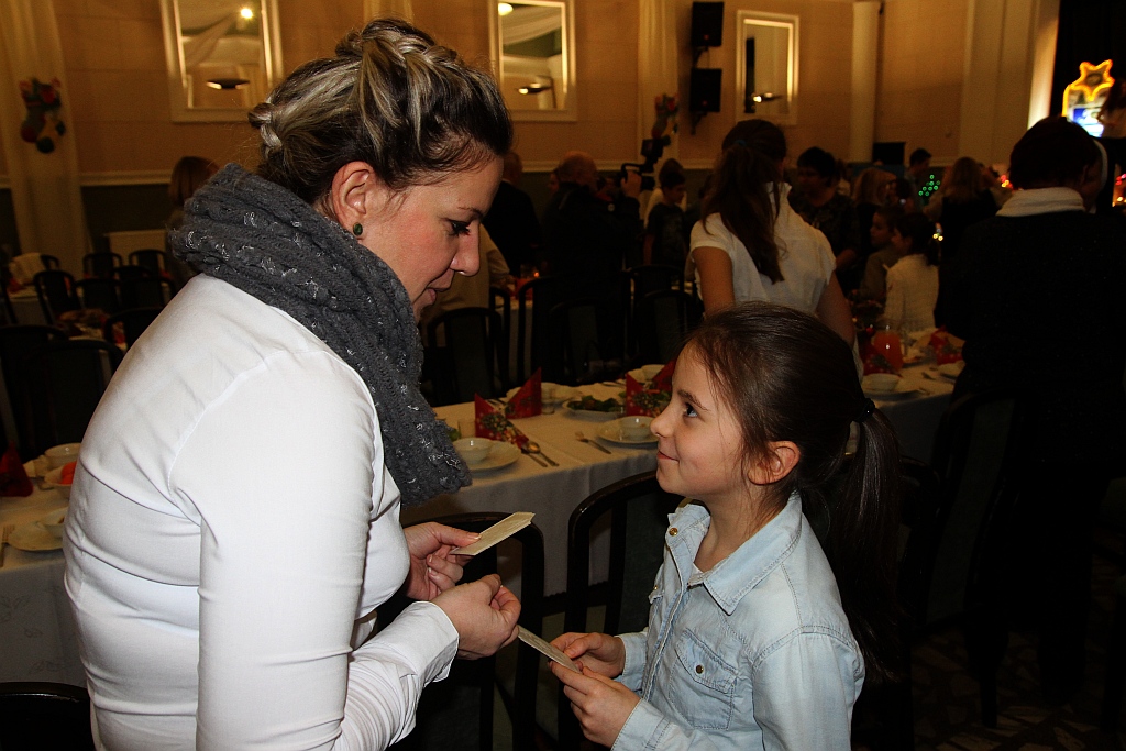 Podopieczni TPD zasiedi do wspólnej wigilii i otrzymali paczki