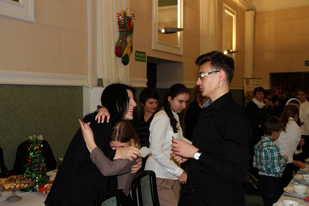 Podopieczni TPD zasiedi do wspólnej wigilii i otrzymali paczki