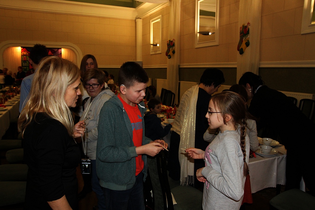 Podopieczni TPD zasiedi do wspólnej wigilii i otrzymali paczki