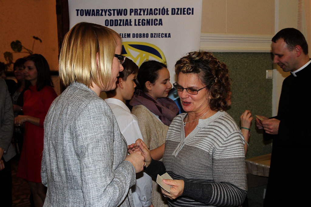 Podopieczni TPD zasiedi do wspólnej wigilii i otrzymali paczki