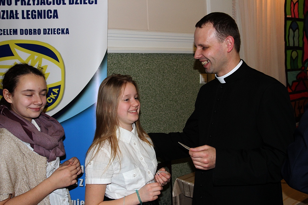 Podopieczni TPD zasiedi do wspólnej wigilii i otrzymali paczki