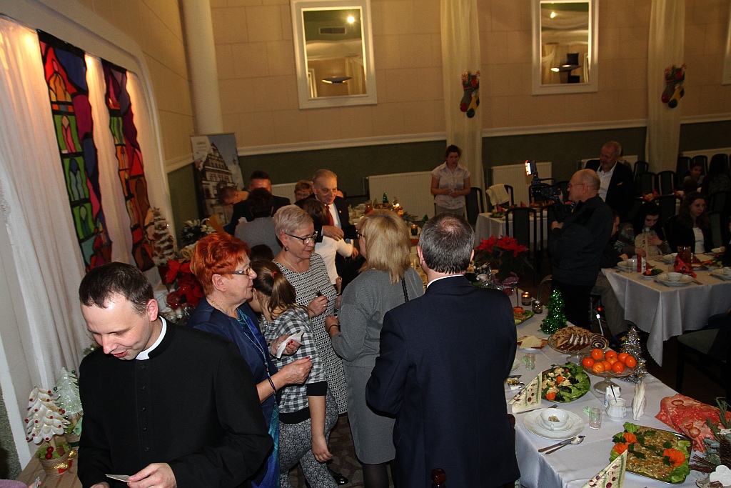 Podopieczni TPD zasiedi do wspólnej wigilii i otrzymali paczki