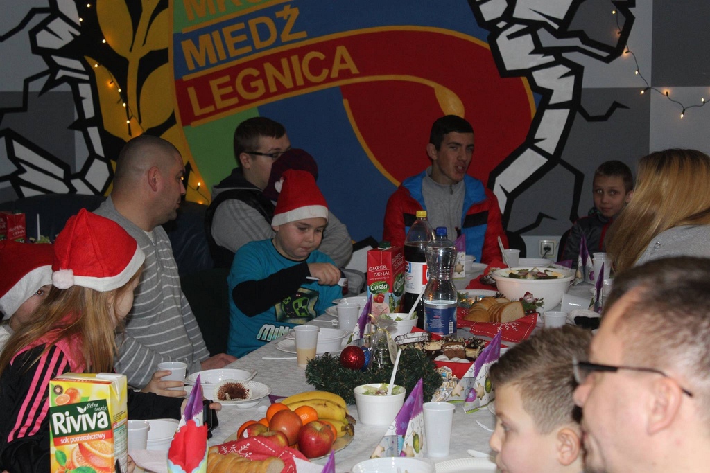 Dzieci z Zakaczawia na wigilii z kibicami Miedzi Legnica