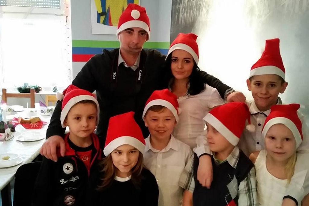 Dzieci z Zakaczawia na wigilii z kibicami Miedzi Legnica