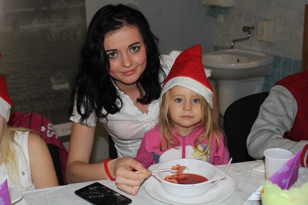 Dzieci z Zakaczawia na wigilii z kibicami Miedzi Legnica