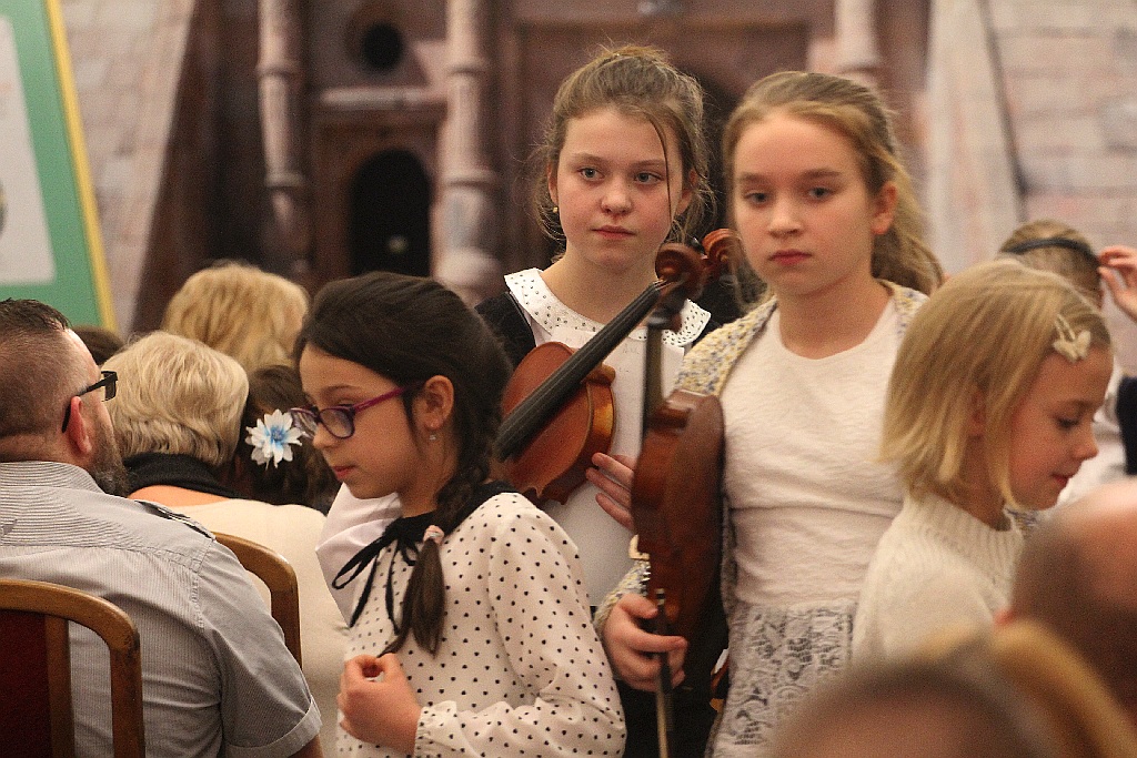 Pejzaże zimowo - świąteczne muzyką malowane w Muzeum Miedzi