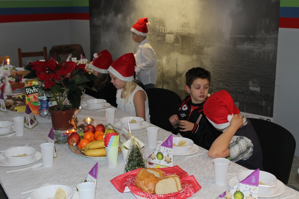 Dzieci z Zakaczawia na wigilii z kibicami Miedzi Legnica