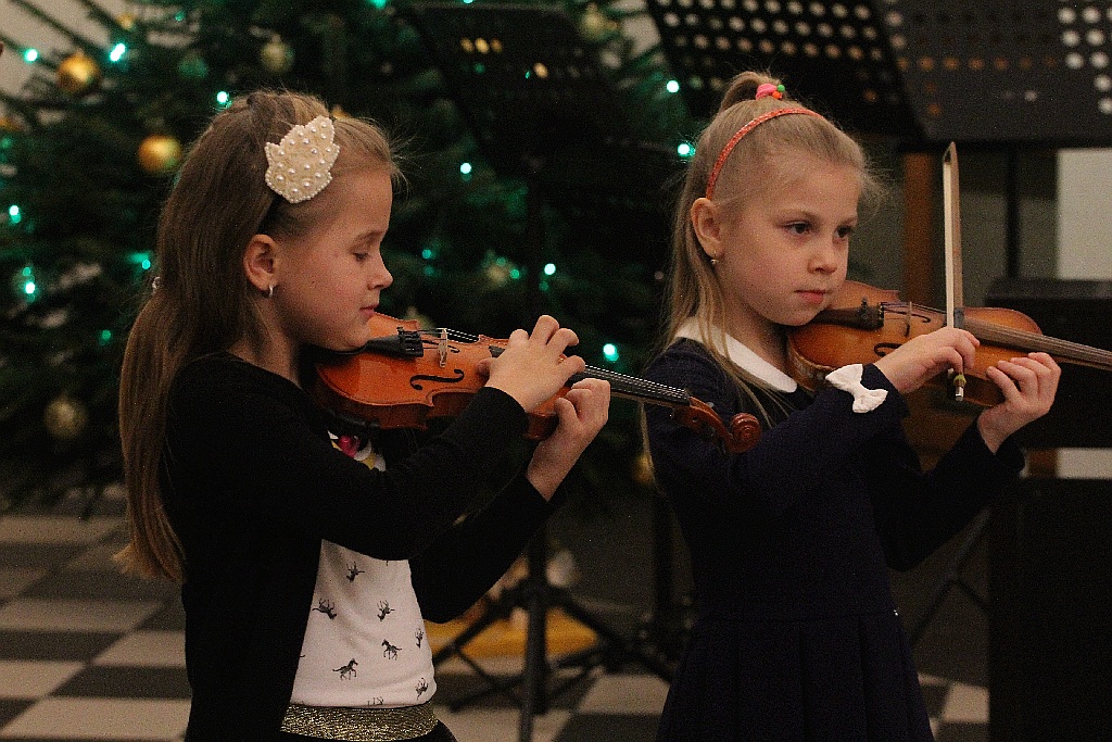 Pejzaże zimowo - świąteczne muzyką malowane w Muzeum Miedzi