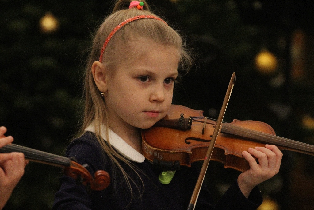 Pejzaże zimowo - świąteczne muzyką malowane w Muzeum Miedzi