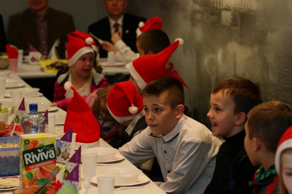 Dzieci z Zakaczawia na wigilii z kibicami Miedzi Legnica