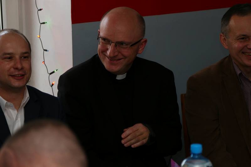 Dzieci z Zakaczawia na wigilii z kibicami Miedzi Legnica