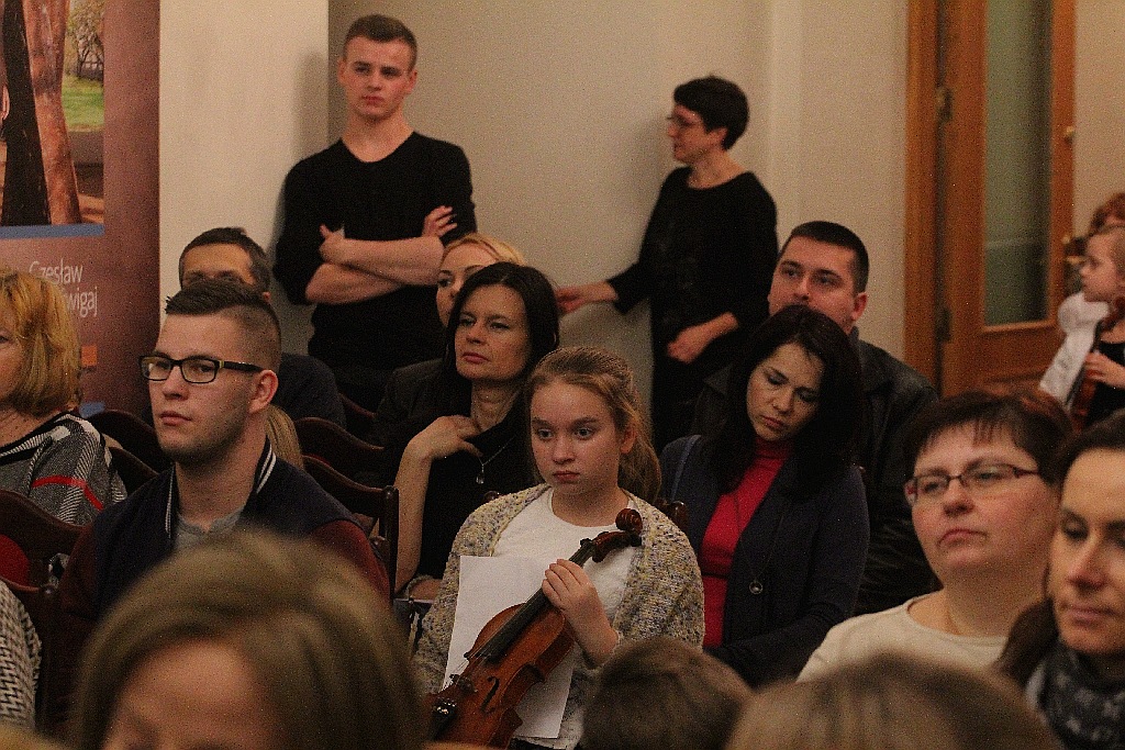 Pejzaże zimowo - świąteczne muzyką malowane w Muzeum Miedzi