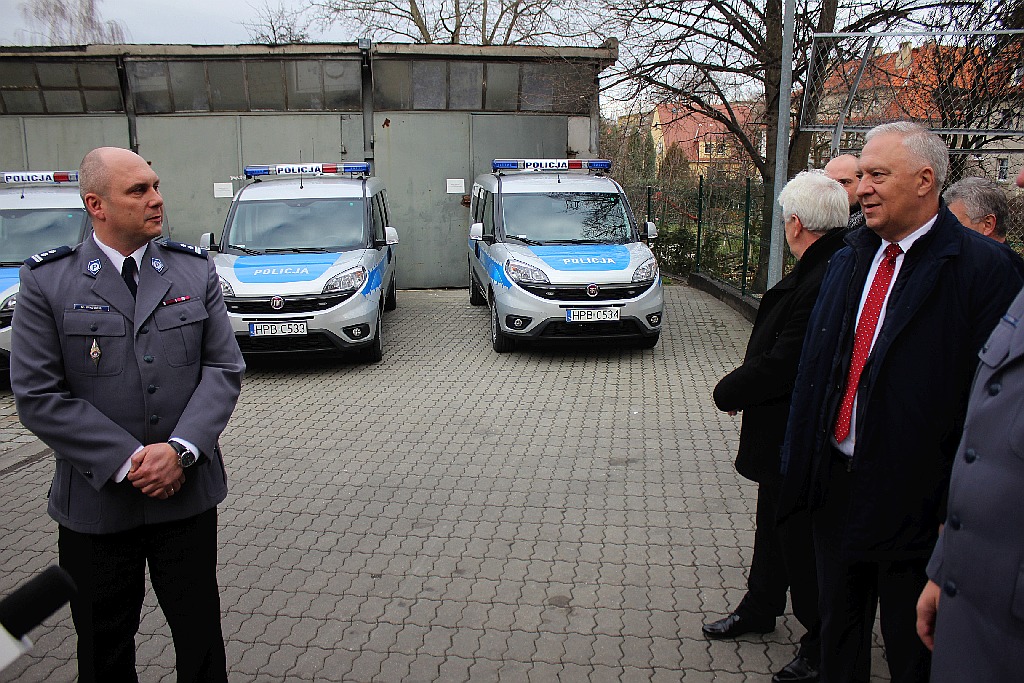 Legnicka policja ma dwanaście nowiuteńkich radiowozów