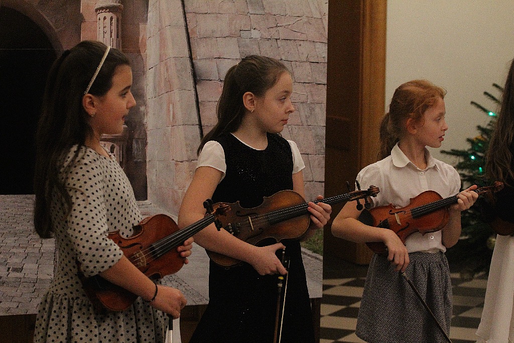 Pejzaże zimowo - świąteczne muzyką malowane w Muzeum Miedzi