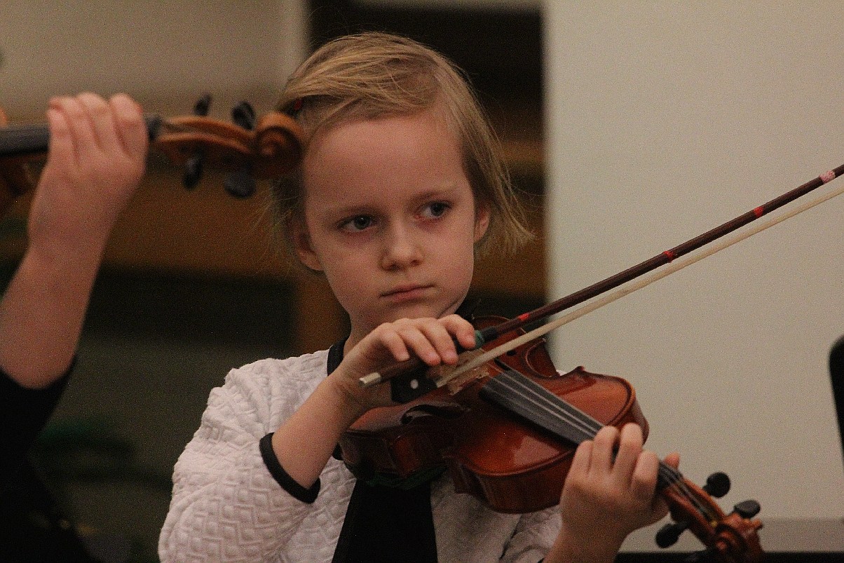 Pejzaże zimowo - świąteczne muzyką malowane w Muzeum Miedzi