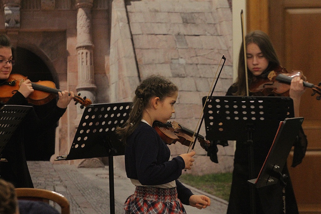 Pejzaże zimowo - świąteczne muzyką malowane w Muzeum Miedzi