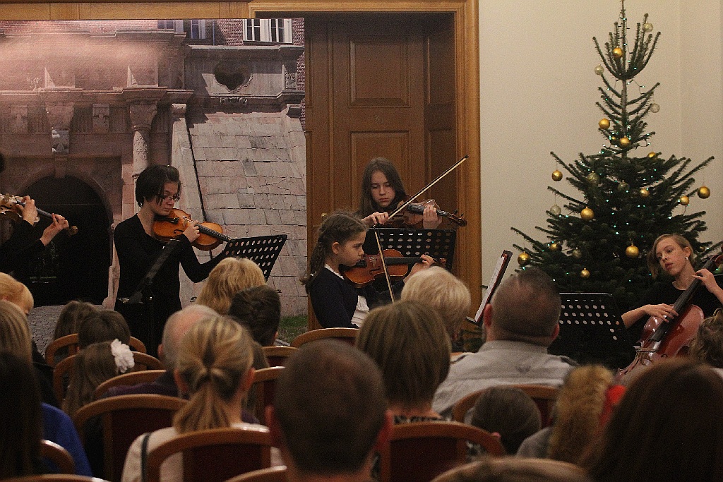 Pejzaże zimowo - świąteczne muzyką malowane w Muzeum Miedzi