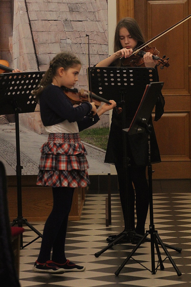 Pejzaże zimowo - świąteczne muzyką malowane w Muzeum Miedzi
