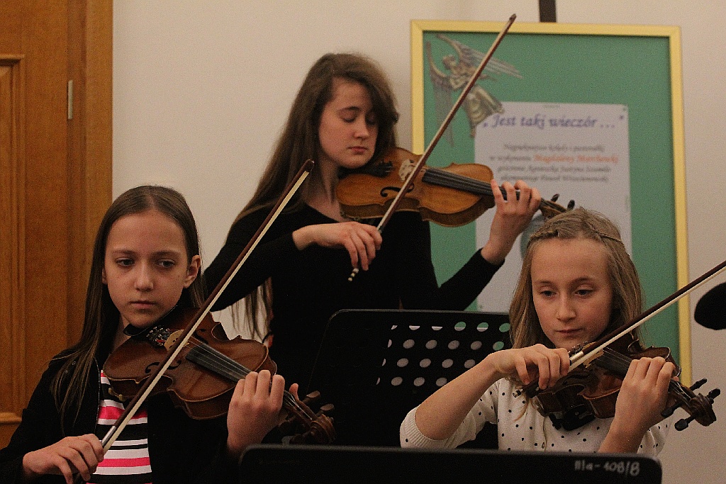 Pejzaże zimowo - świąteczne muzyką malowane w Muzeum Miedzi