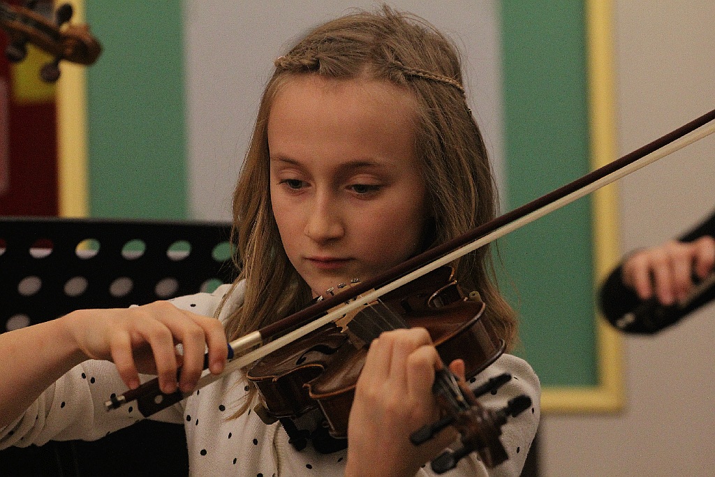 Pejzaże zimowo - świąteczne muzyką malowane w Muzeum Miedzi
