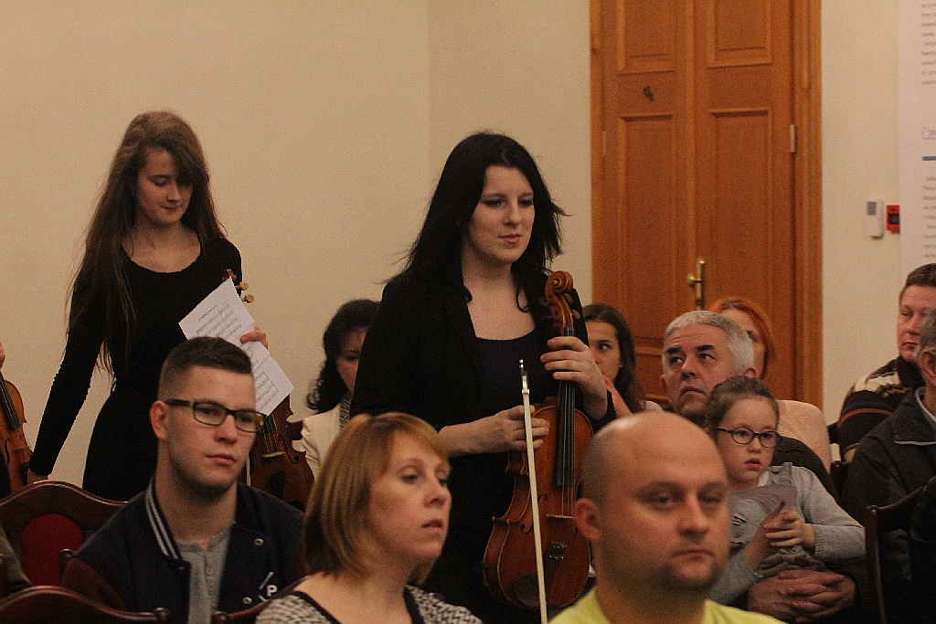 Pejzaże zimowo - świąteczne muzyką malowane w Muzeum Miedzi