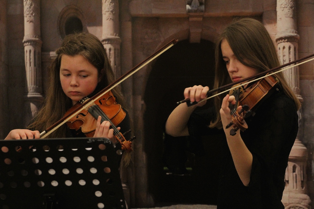 Pejzaże zimowo - świąteczne muzyką malowane w Muzeum Miedzi