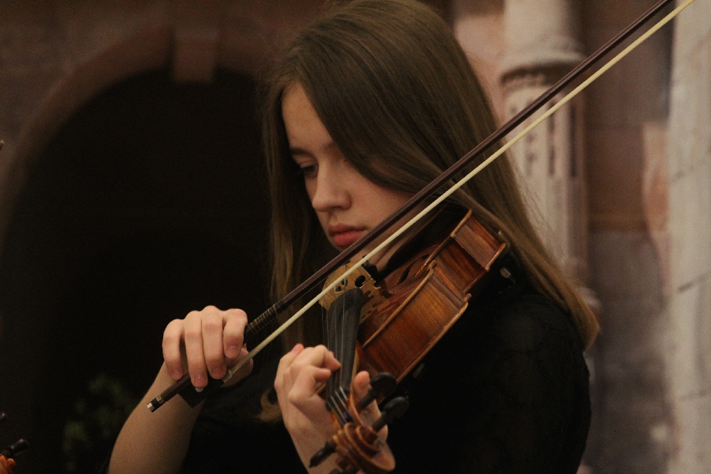 Pejzaże zimowo - świąteczne muzyką malowane w Muzeum Miedzi
