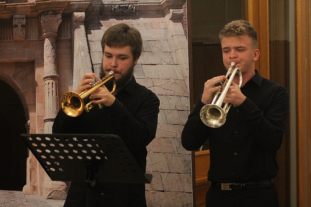 Pejzaże zimowo - świąteczne muzyką malowane w Muzeum Miedzi