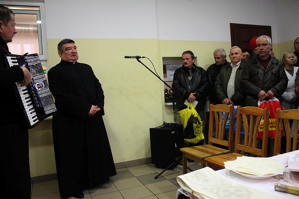 Biskup Kiernikowski na Wigilii w stołówce księdza Gacka