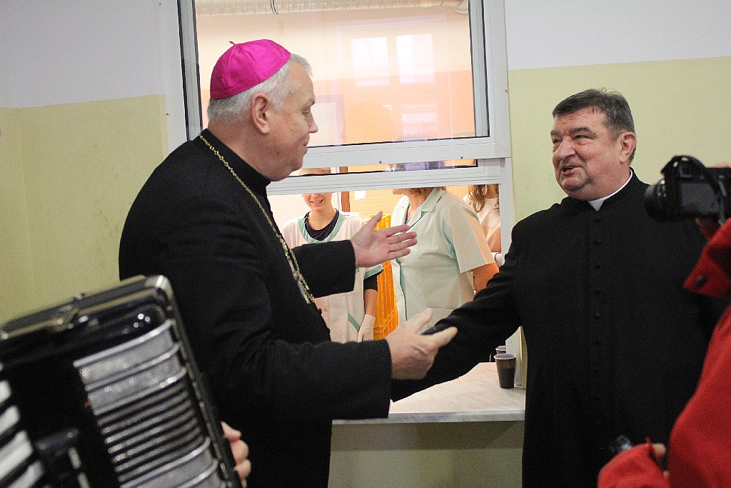 Biskup Kiernikowski na Wigilii w stołówce księdza Gacka