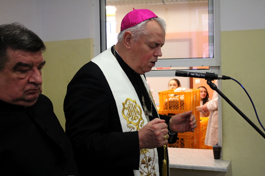 Biskup Kiernikowski na Wigilii w stołówce księdza Gacka