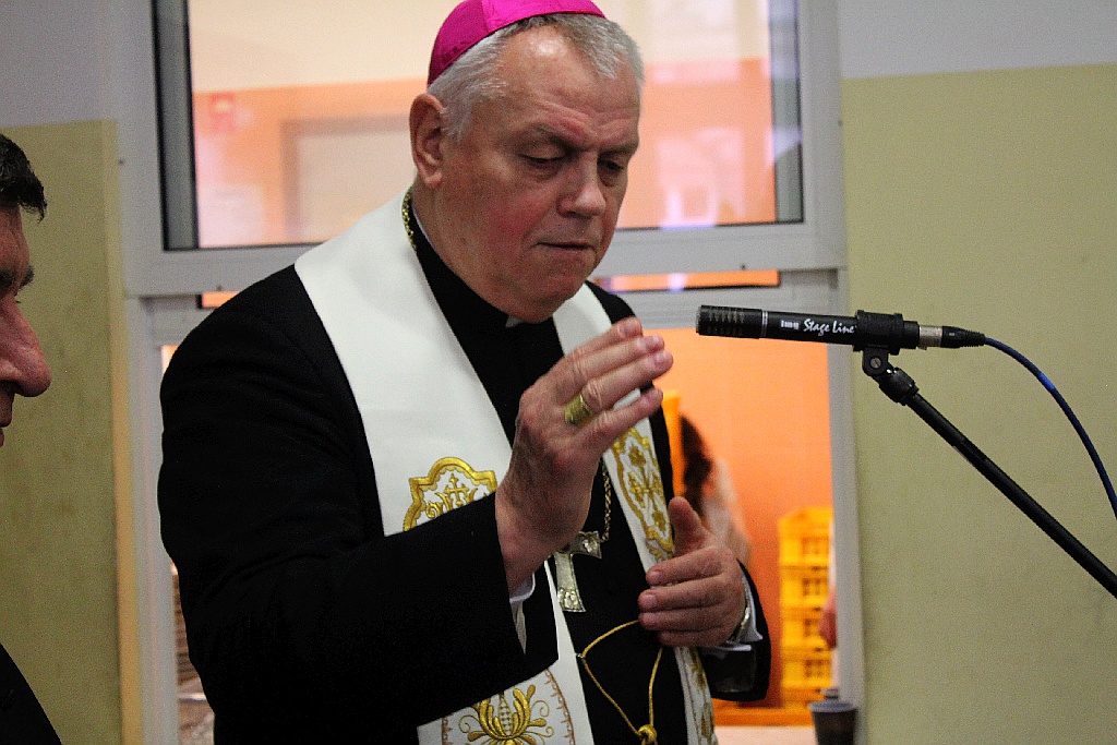 Biskup Kiernikowski na Wigilii w stołówce księdza Gacka