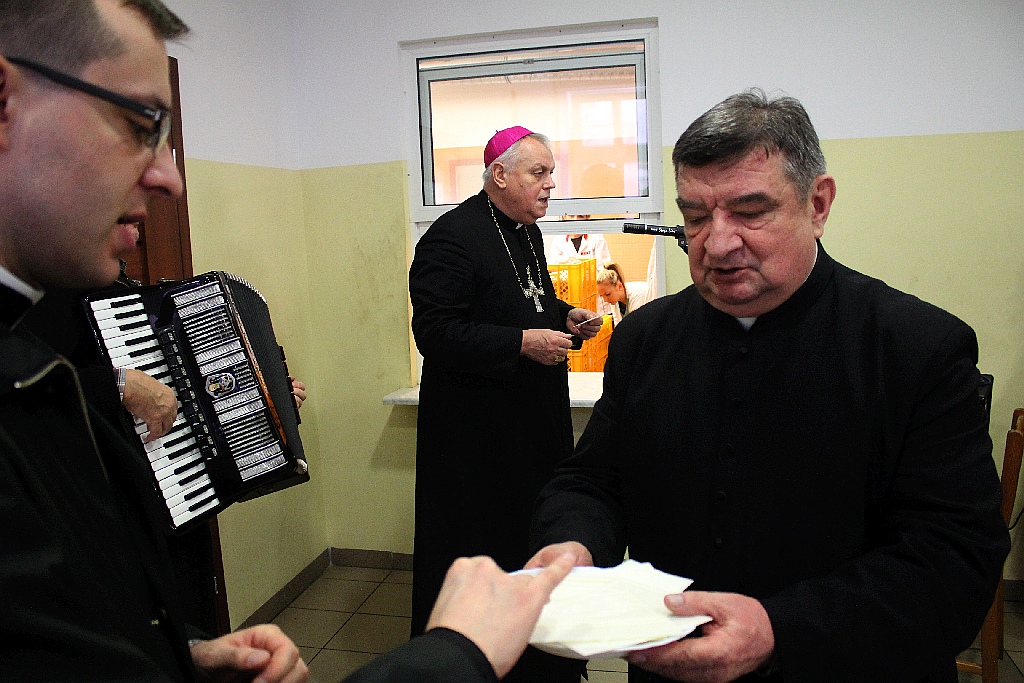 Biskup Kiernikowski na Wigilii w stołówce księdza Gacka