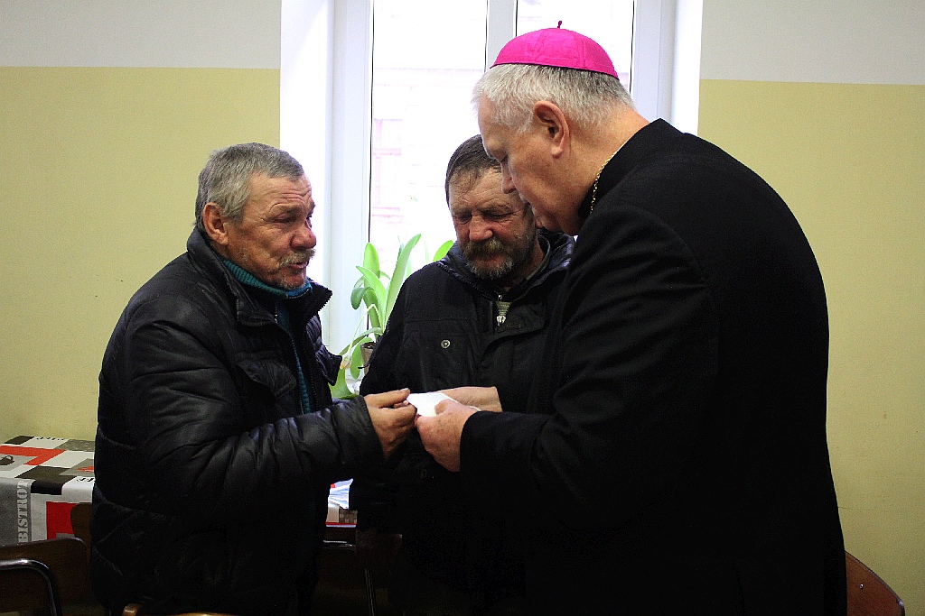 Biskup Kiernikowski na Wigilii w stołówce księdza Gacka
