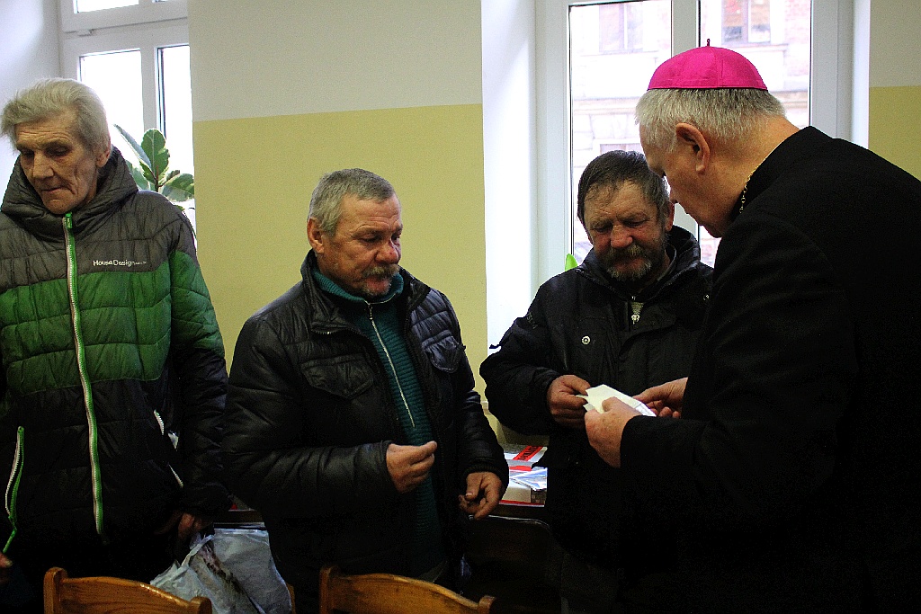 Biskup Kiernikowski na Wigilii w stołówce księdza Gacka
