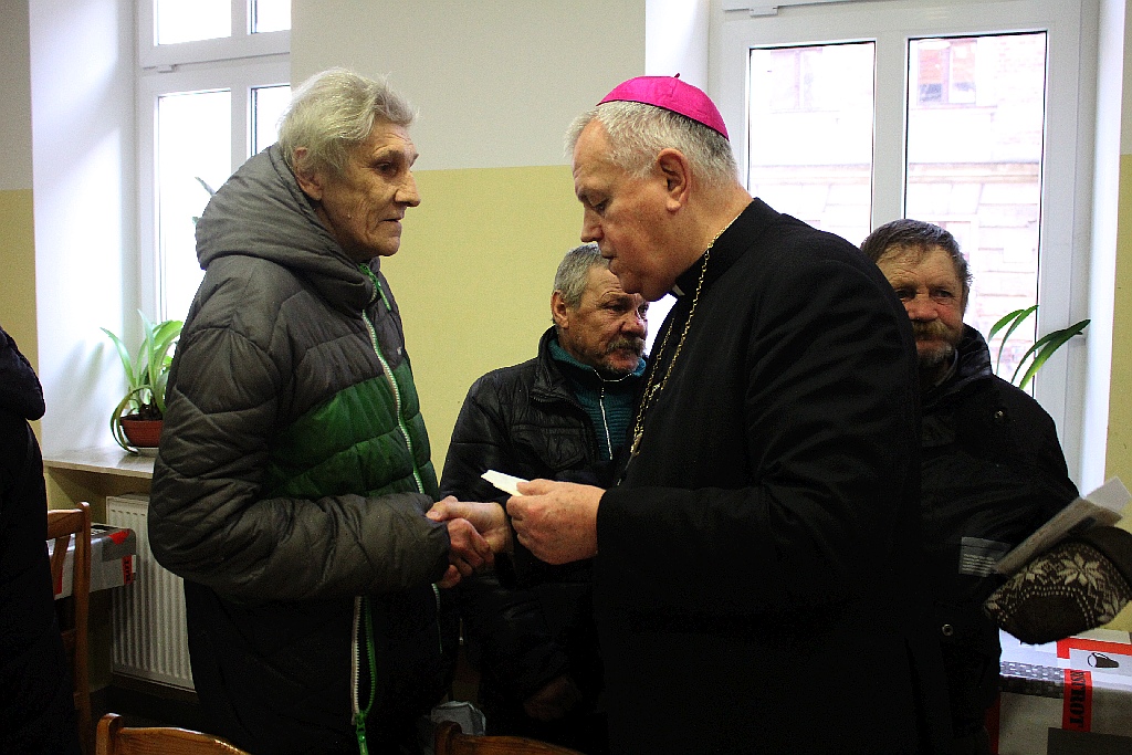 Biskup Kiernikowski na Wigilii w stołówce księdza Gacka